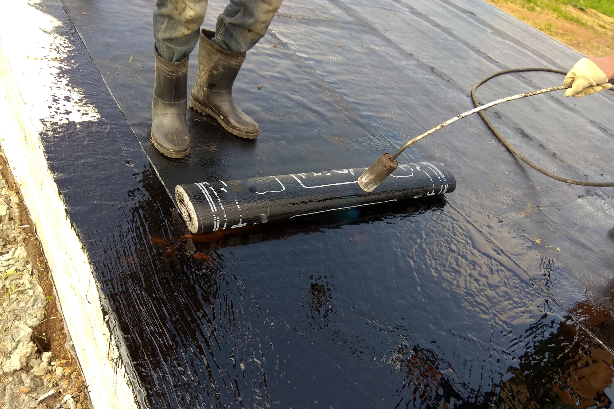Professional installation of waterproofing on the concrete foundation