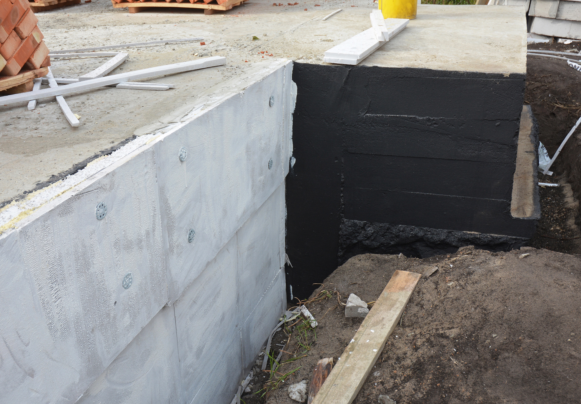 Waterproofing foundation bitumen and insulation with polystyrene